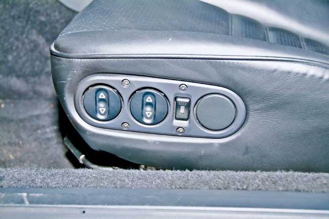 Die Vollledersitze des Turbo sind vom Komfort und Seitenhalt wie auch von der Verarbeitungsqualität unerreicht, weshalb sie gerne auch in Fremdfahrzeuge implantiert werden. Erster Verschleiß zeigt sich oft an der linken Rücklehnen-Wange. Wichtig: Funktion der elektrischen Verstellung und Sitzheizung prüfen