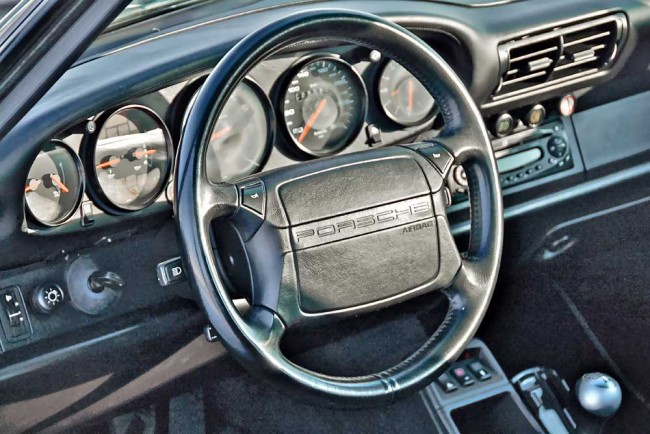 Im 964 Turbo sind serienmäßig Fahrer- und Beifahrer-Airbags verbaut. Die Armaturentafel hat noch die klassische Optik behalten